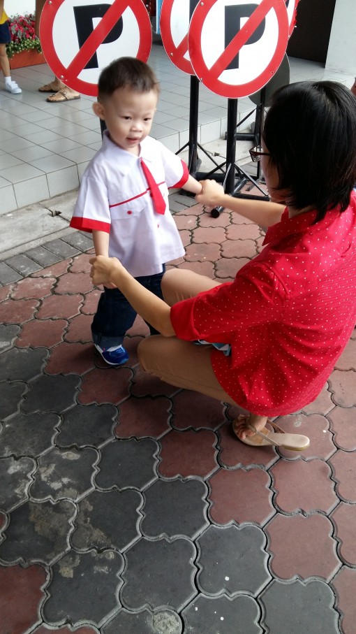 新生在试穿校服