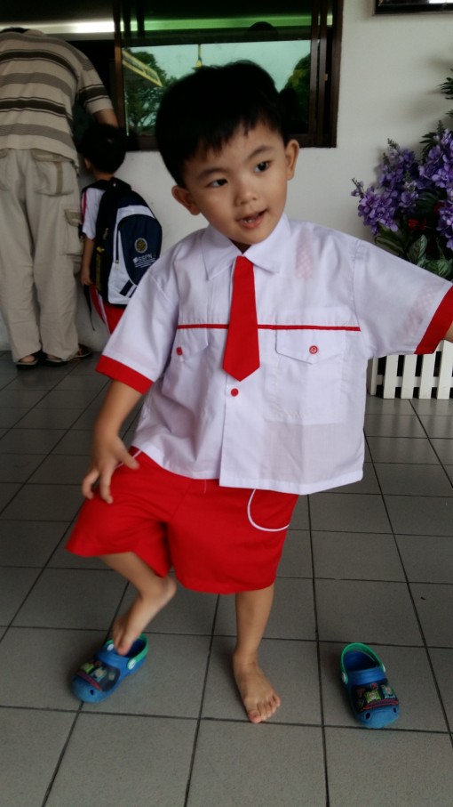 新生在试穿校服