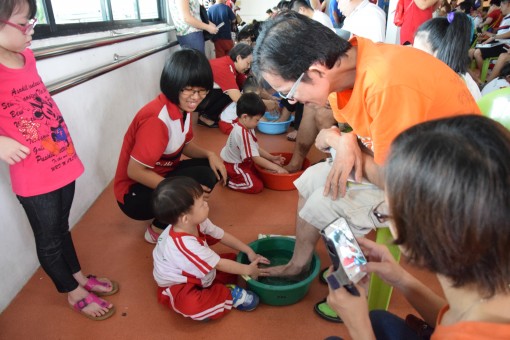 小朋友细心的给爸爸洗脚